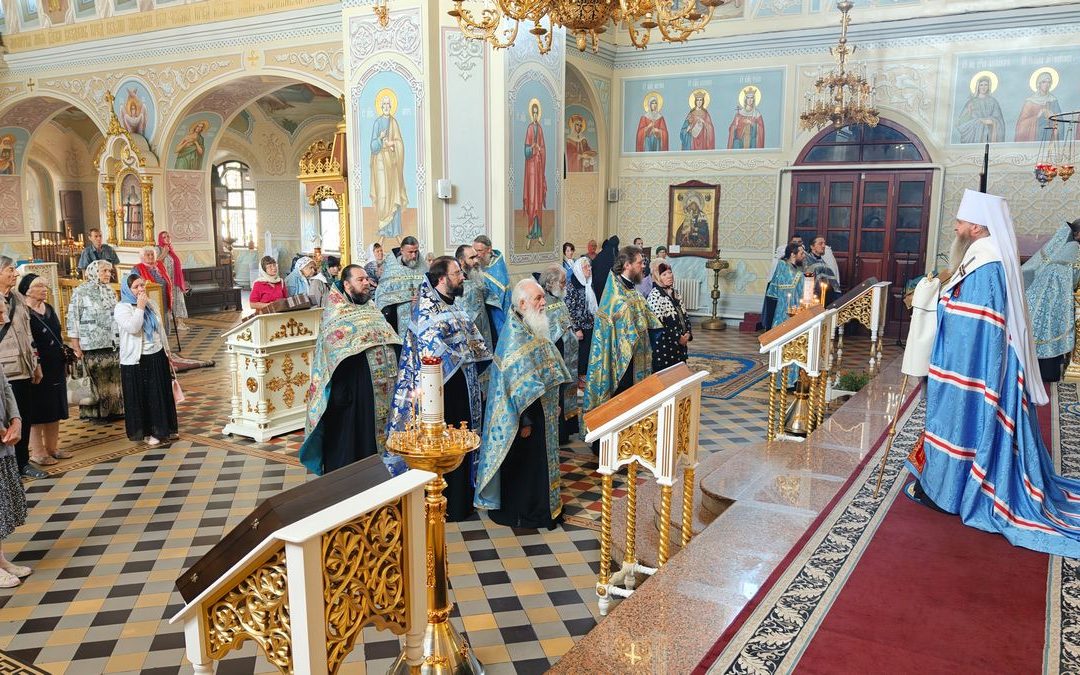 Луганск. Митрополит Пантелеимон совершил молебен с акафистом у Луганской иконы Божией Матери