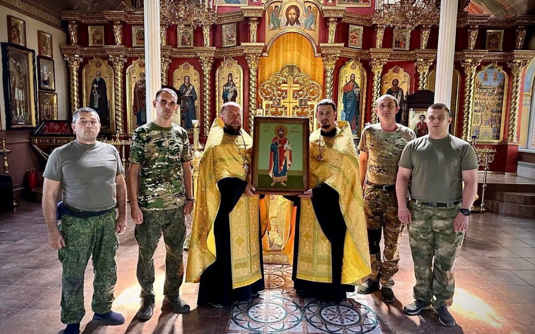 В храме Всех Святых священнослужители передали саперам икону благоверного князя Даниила Московского