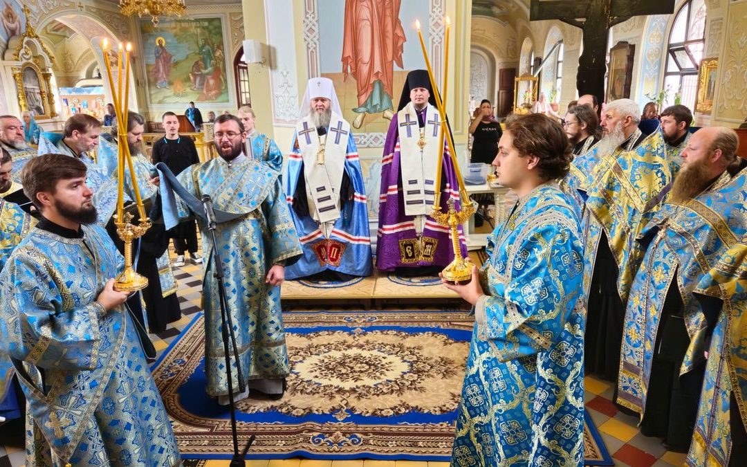 Луганск. Митрополит Пантелеимон совершил молебен с акафистом у Луганской иконы Божией Матери