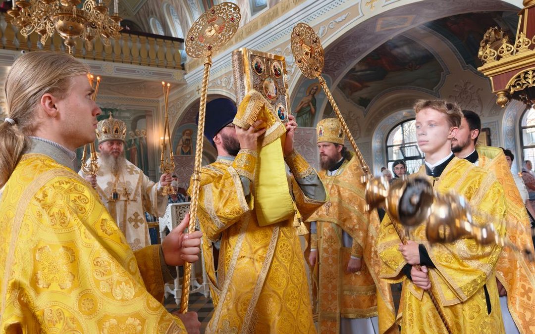Митрополит Пантелеимон совершил воскресное богослужение в кафедральном соборе