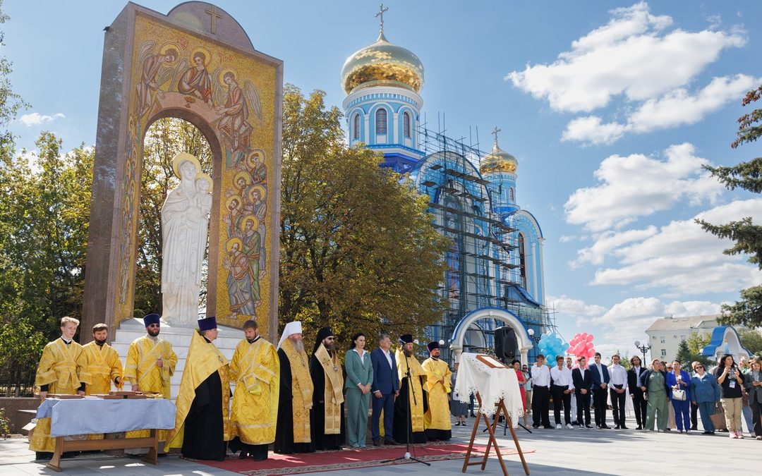 В рамках празднования 230-й годовщины основания города Луганска, митрополит Пантелеимон и архиепископ Савва благословили молодоженов