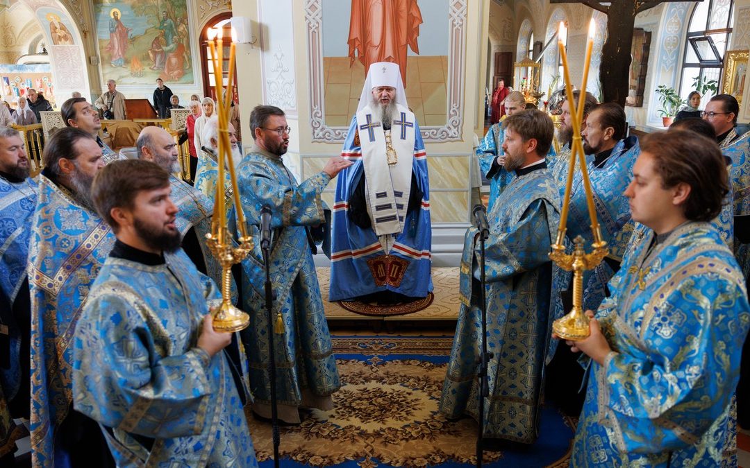 Луганск. Митрополит Пантелеимон совершил молебен с акафистом у Луганской иконы Божией Матери