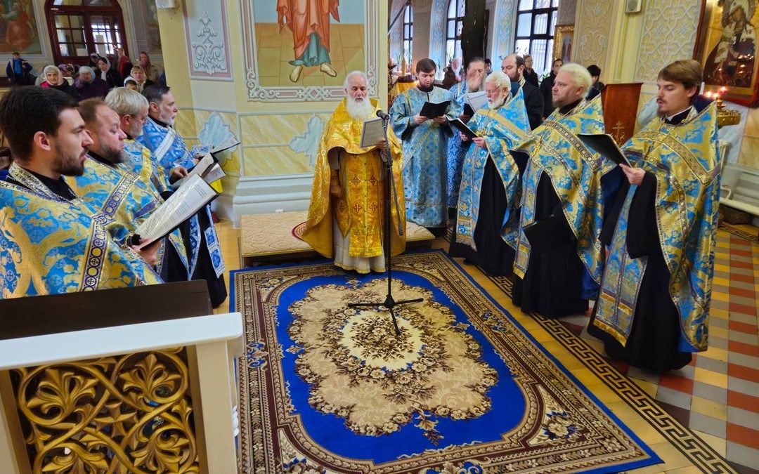 Духовенство кафедральных соборов совершило молебное акафистное пение у Луганской иконы Божией Матери