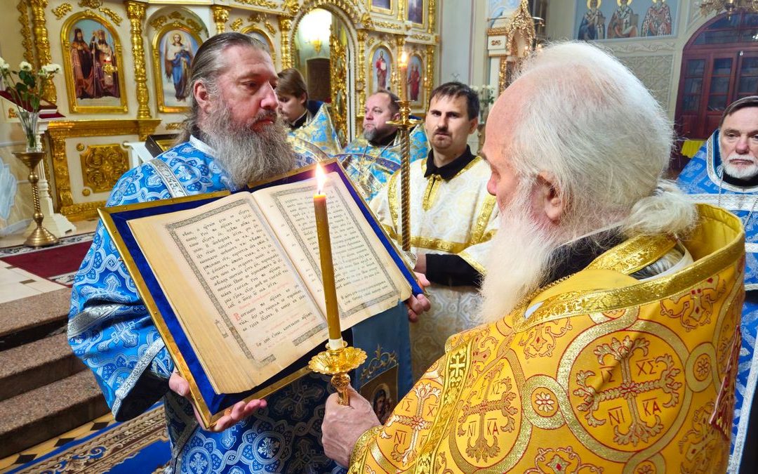 Луганск. Священнослужители совершили молебен с акафистом у Луганской иконы Божией Матери