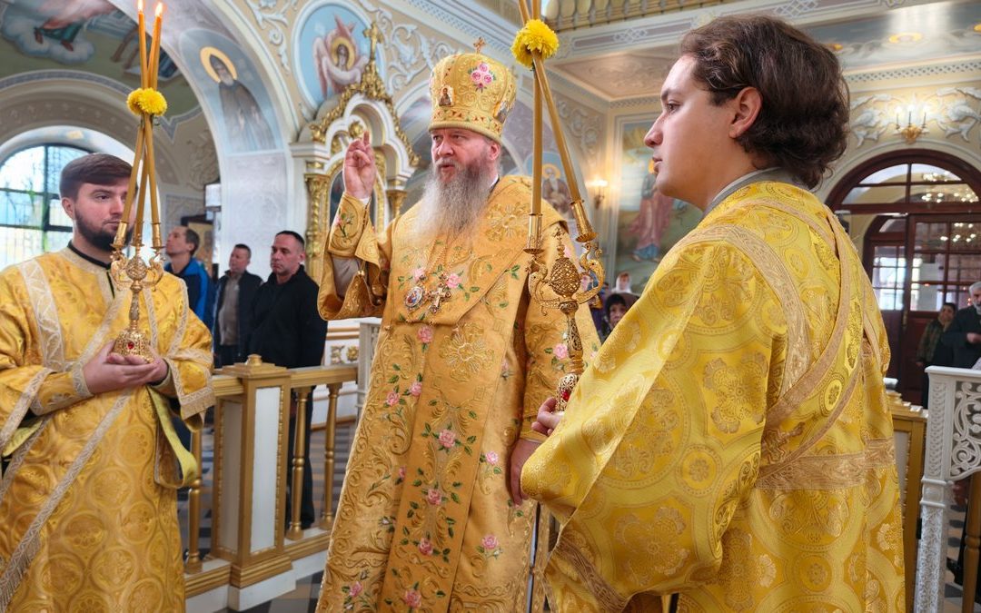 Митрополит Пантелеимон совершил воскресное богослужение в кафедральном соборе