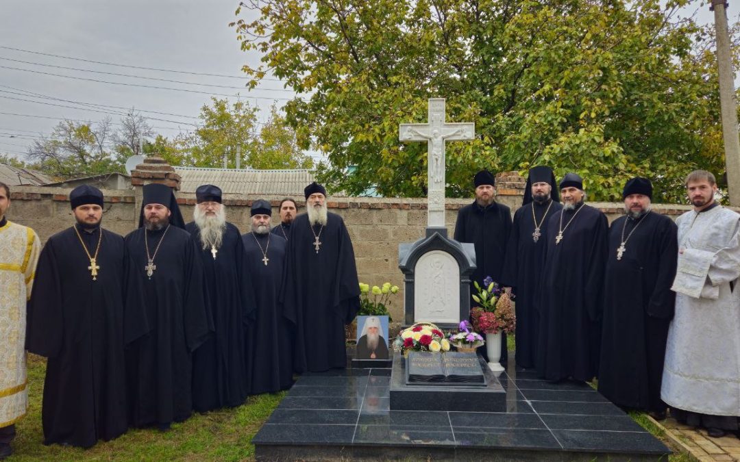 Священнослужители совершили заупокойное богослужение по приснопоминаемому митрополиту Иоанникию (Кобзеву)
