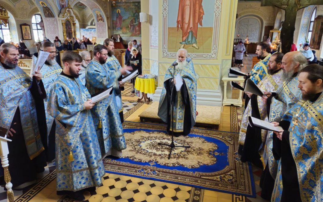 Луганск. Священнослужители совершили молебен с акафистом у Луганской иконы Божией Матери