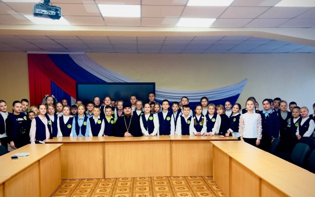 Священнослужитель храма блж. Ксении Петербургской провел встречу со школьниками