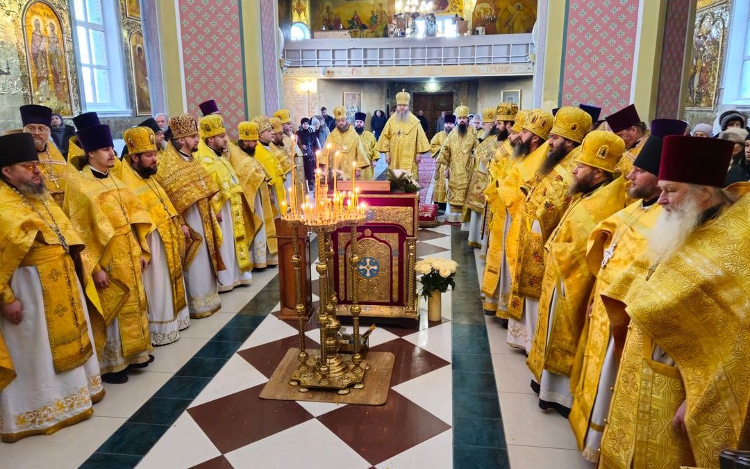 Митрополит Пантелеимон возглавил Божественную литургию в Христо-Рождественском кафедральном соборе г. Северодонецка