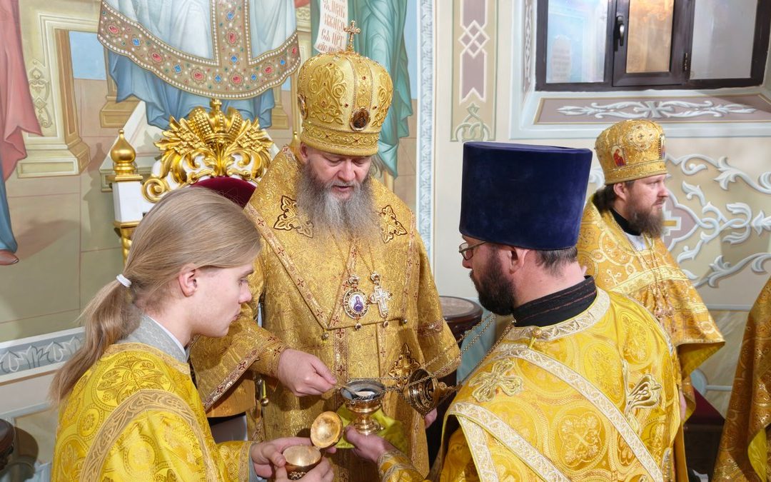 Митрополит Пантелеимон совершил воскресное богослужение в кафедральном соборе