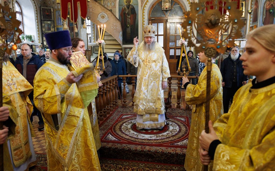Луганск. Митрополит Пантелеимон совершил воскресное богослужение в Николо-Преображенском соборе