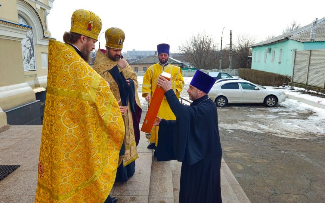 В кафедральном соборе торжественно встретили икону с частицей мощей святого равноапостольного Николая Японского