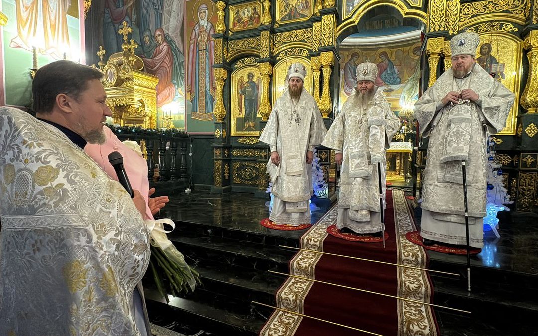 Соборное Рождественское богослужение в Свято-Троицком соборе Донецка