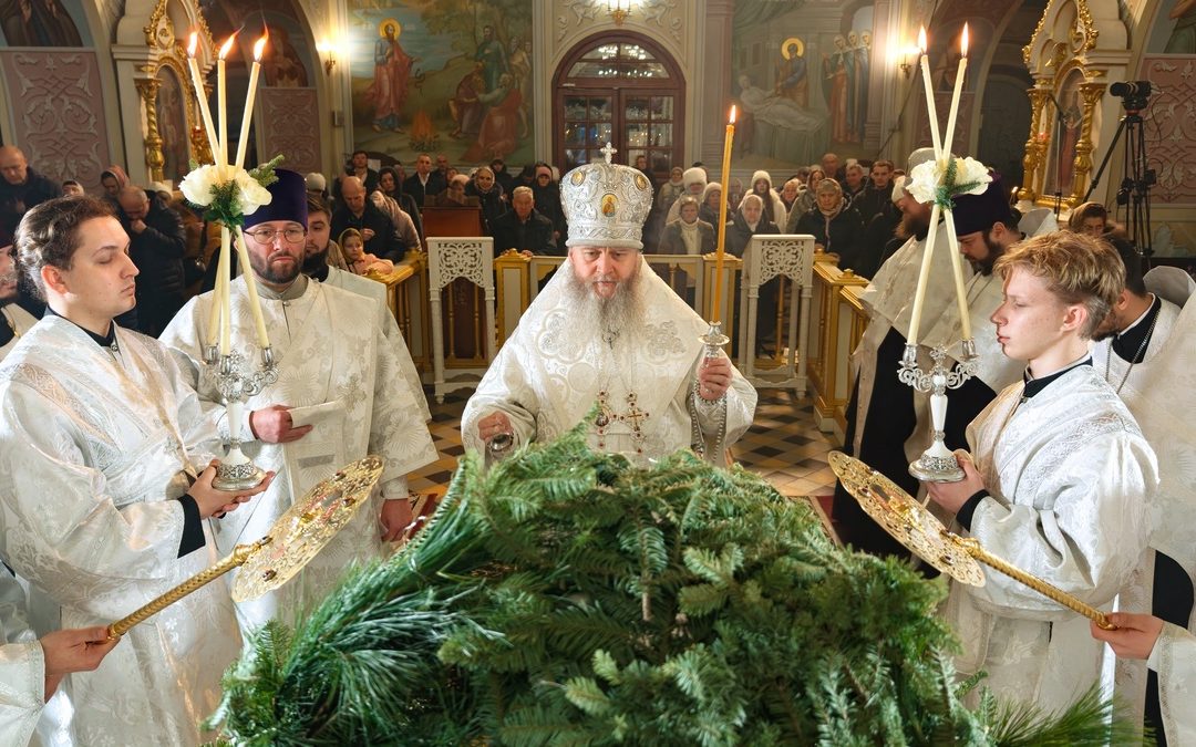 Митрополит Пантелеимон совершил Великое повечерие и Утреню праздника Рождества Христова