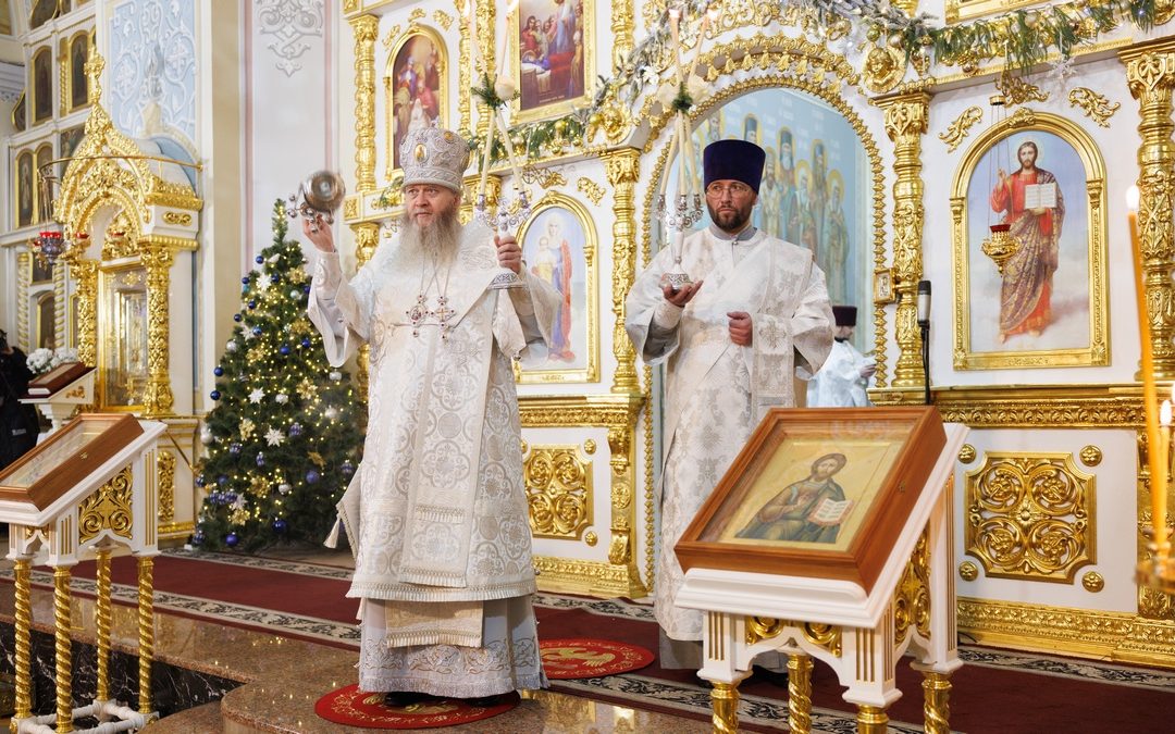 В Рождественскую ночь митрополит Пантелеимон совершил праздничную Божественную литургию