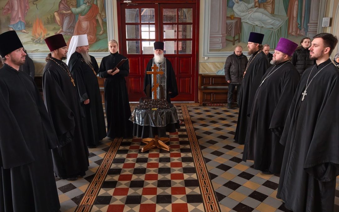 Во второй день Великого поста, митрополит Пантелеимон молился за уставными Великопостными богослужениями