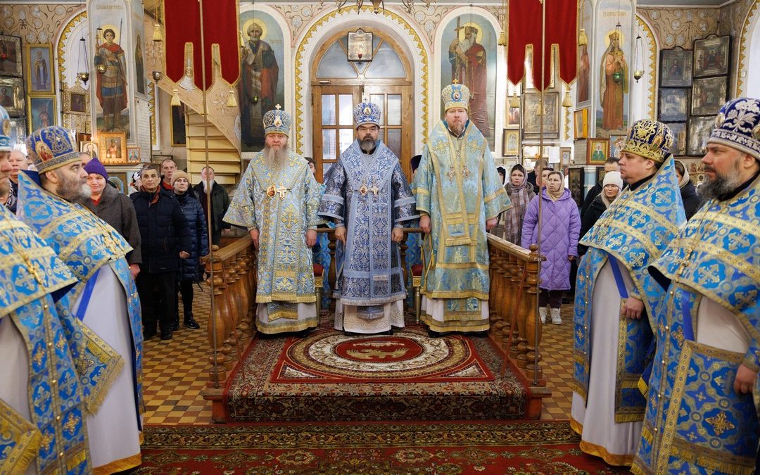 В праздник Сретения Господня архипастыри Донбасса совершили богослужение в Николо-Преображенском соборе