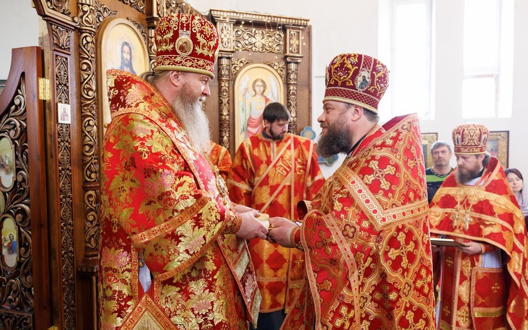 Митрополит Пантелеимон совершил богослужение в Покровском храме Станицы Луганской