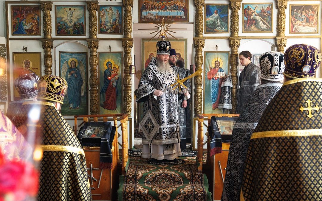 Митрополит Пантелеимон совершил соборное служение Литургии Преждеосвященных Даров в Станично Луганском благочинии