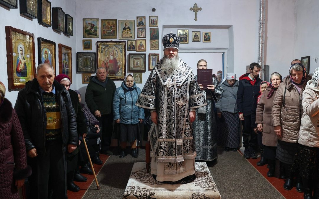 Митрополит Пантелеимон совершил соборное служение Литургии Преждеосвященных Даров в Новоайдарском благочинии