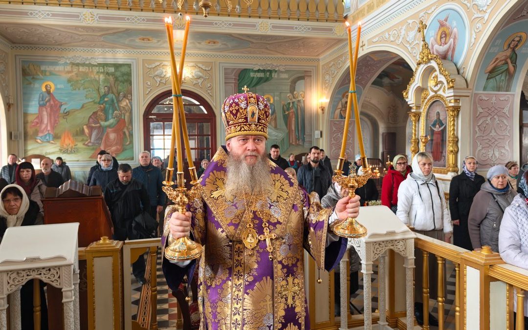 Митрополит Пантелеимон совершил воскресное богослужение в кафедральном соборе