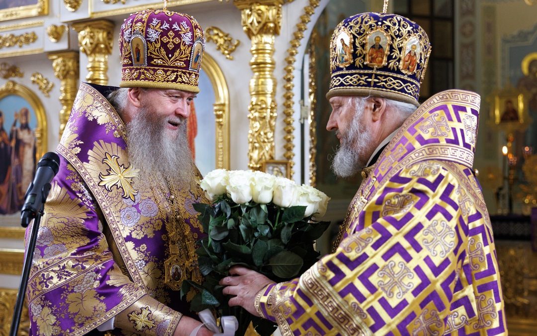 Глава Кузбасской митрополии и правящий архиерей Луганской Епархии совершили Литургию Преждеосвященных Даров в кафедральном соборе