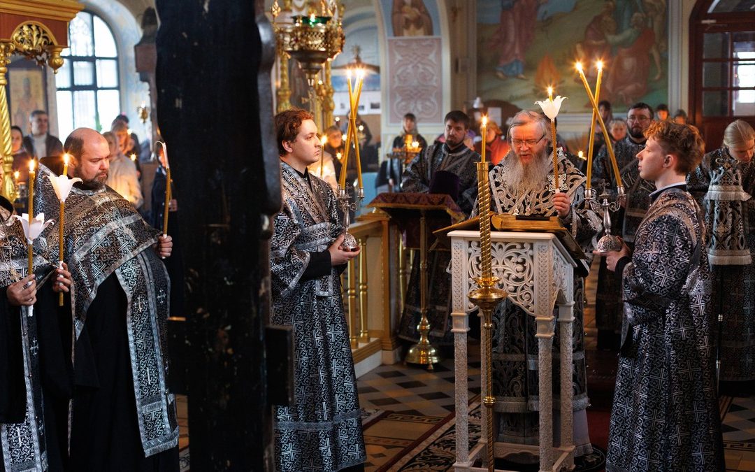 Митрополит Пантелеимон совершил Утреню Великой Пятницы с чтением двенадцати Страстных Евангелий