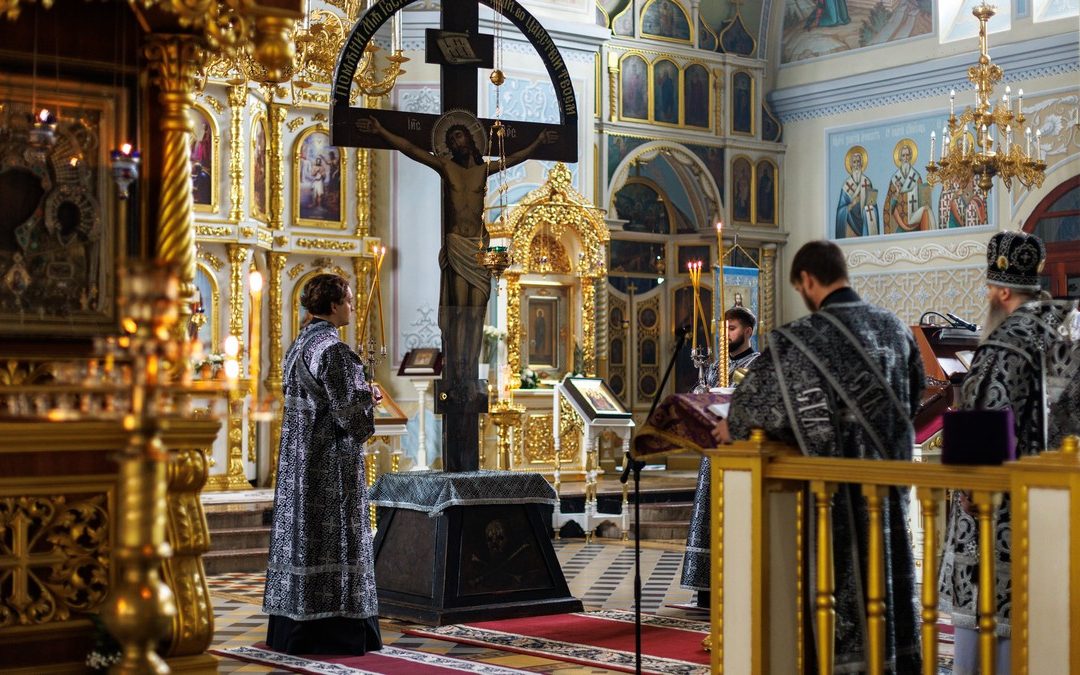 В Страстную Пятницу митрополит Пантелеимон совершил последование Царских Часов