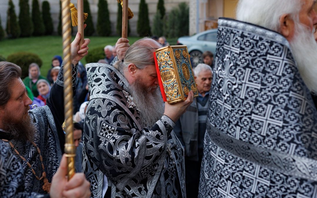 Митрополит Пантелеимон совершил Утреню Великой Субботы с чином погребения Плащаницы