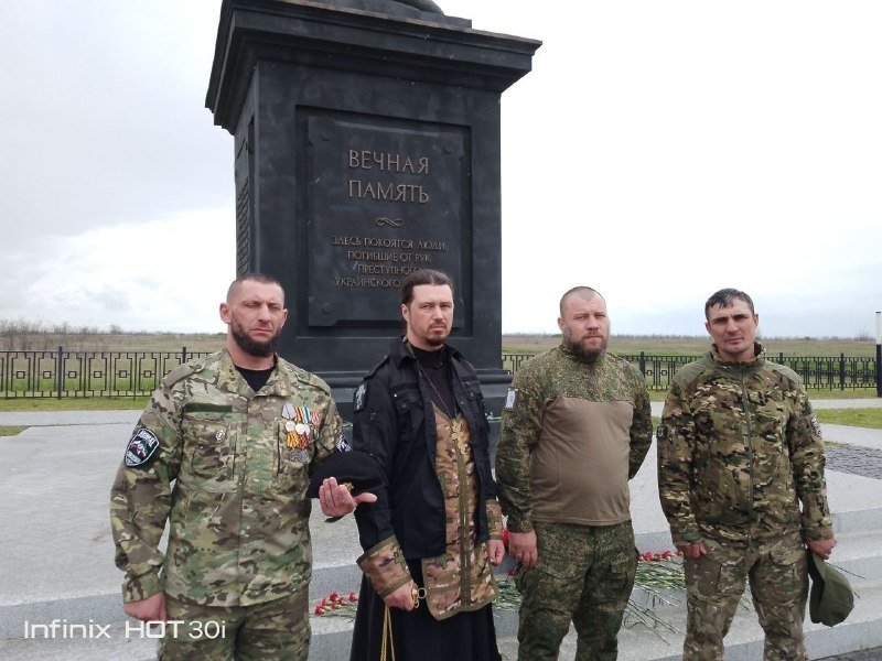 Молитва у мемориала «Незаживающая рана Донбасса».