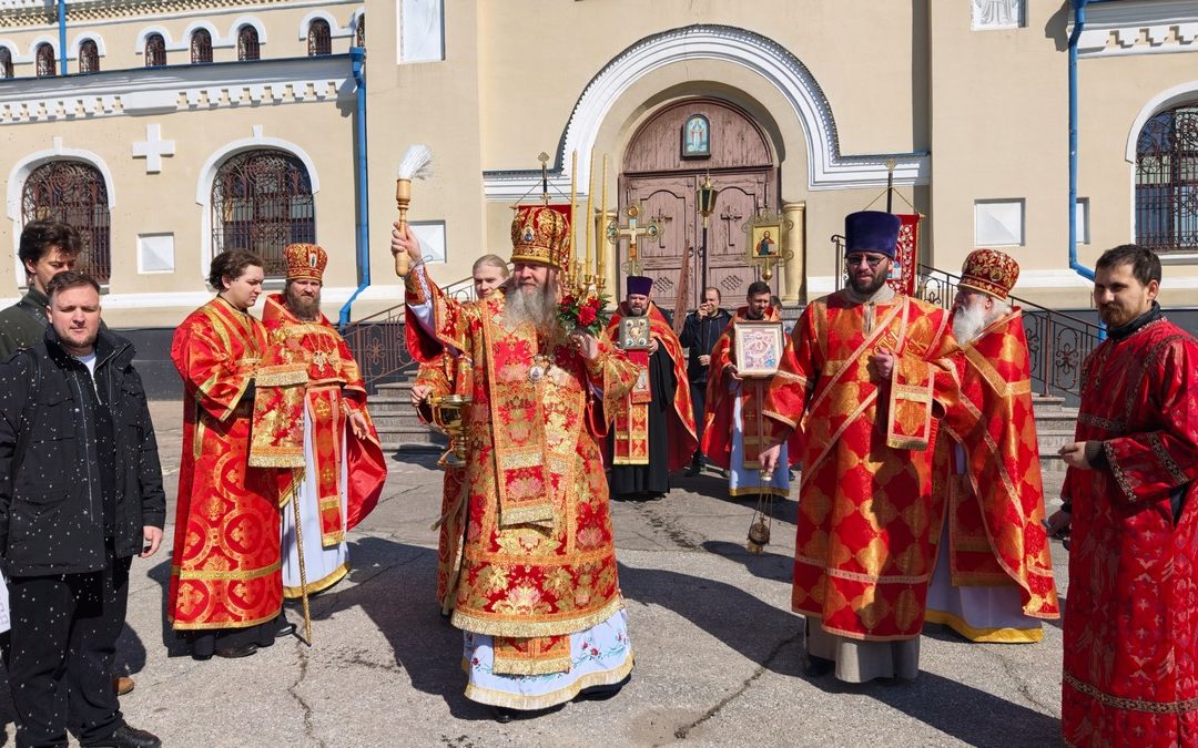 Митрополит Пантелеимон совершил богослужение пасхальным чином в кафедральном соборе