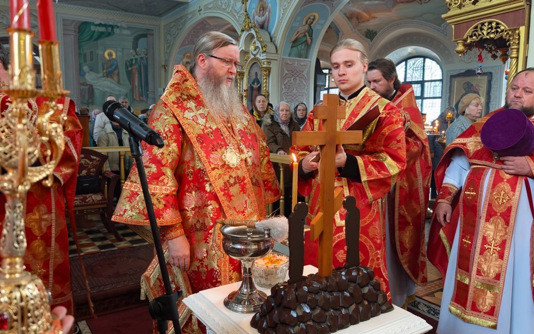 В день Радоницы, митрополит Пантелеимон совершил Литургию и пасхальное поминовение усопших