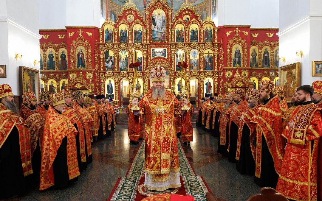 Митрополит Пантелеимон совершил Пасхальную вечерню во Владимирском кафедральном соборе