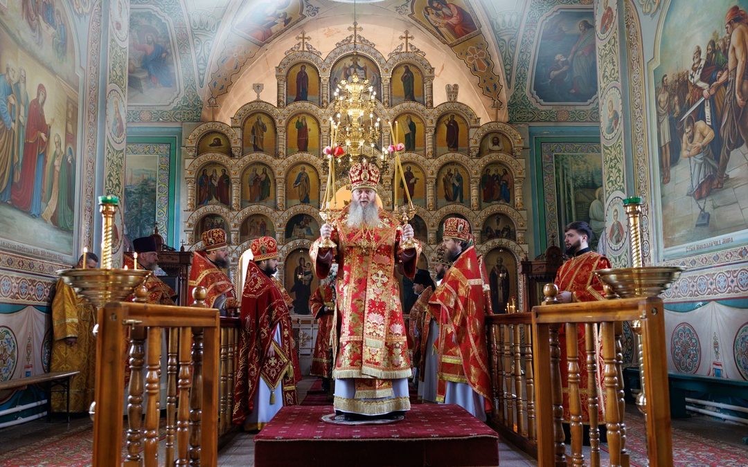 Митрополит Пантелеимон совершил богослужение в Станично Луганском благочинии