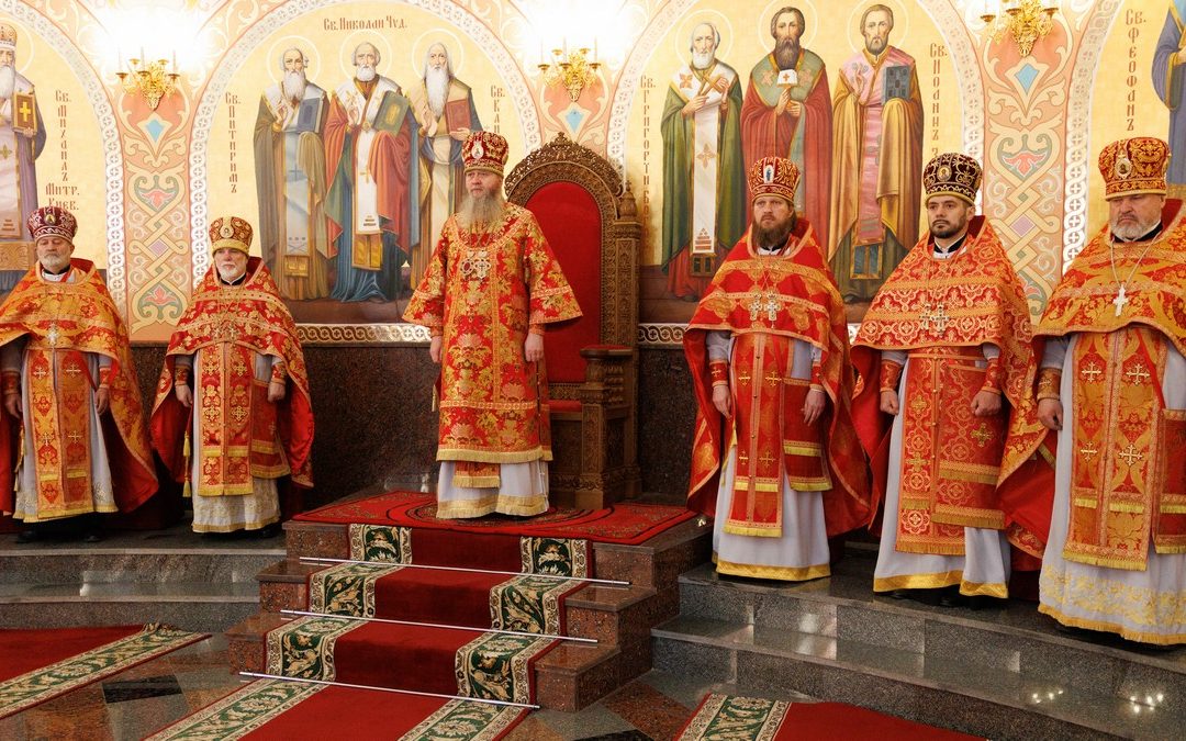 Митрополит Пантелеимон совершил богослужение во Владимирском кафедральном соборе