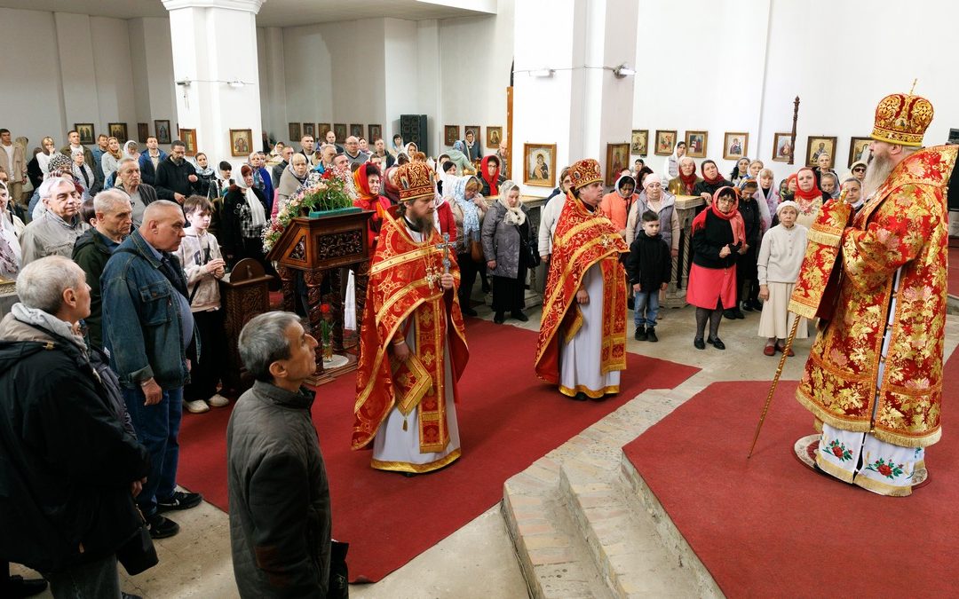 В Неделю Фомину митрополит Пантелеимон совершил Литургию в храме иконы Божией Матери «Умиление»