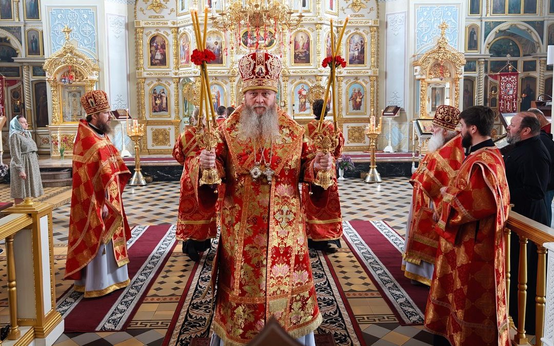 Митрополит Пантелеимон совершил воскресное богослужение в кафедральном соборе