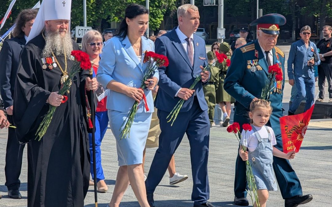 9 мая в Луганске в 81-ю годовщину Великой Победы состоялось возложение цветов к Пилону Славы