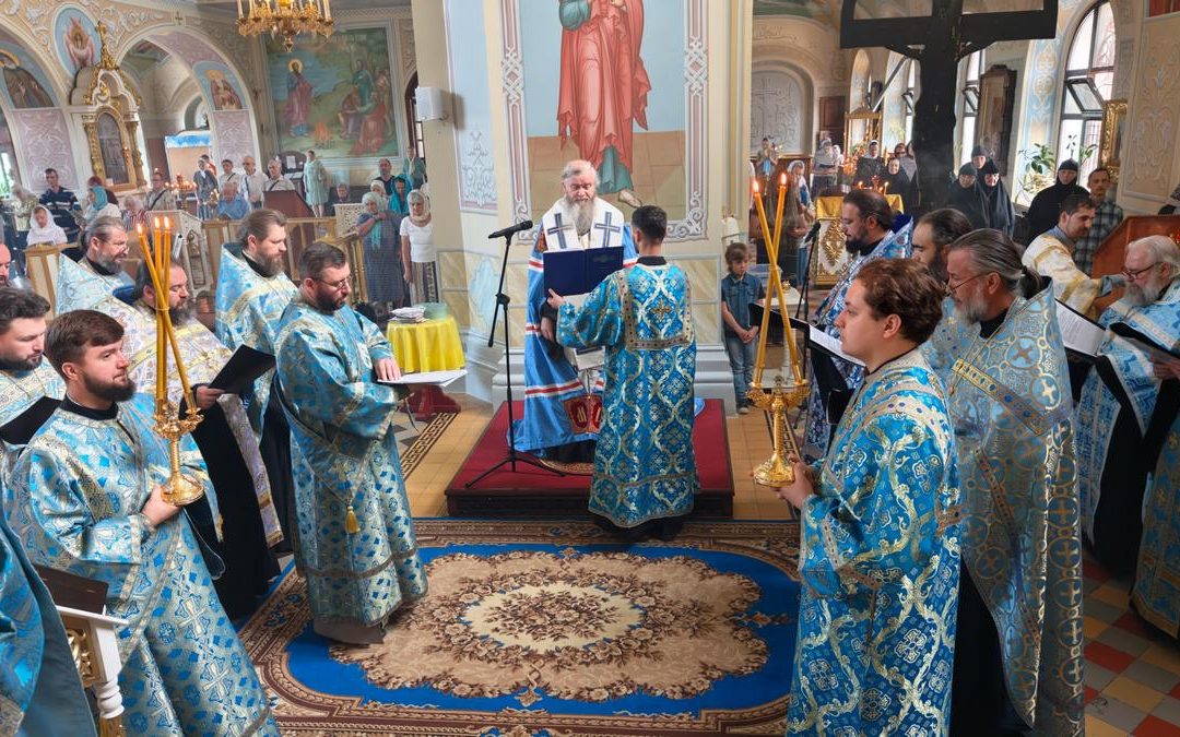 Митрополит Пантелеимон совершил молебен с акафистом у Луганской иконы Божией Матери