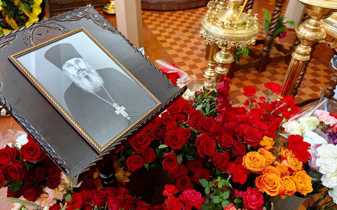 В Усекновенском храме Луганска простились с настоятелем прот. Виктором Шкондиным