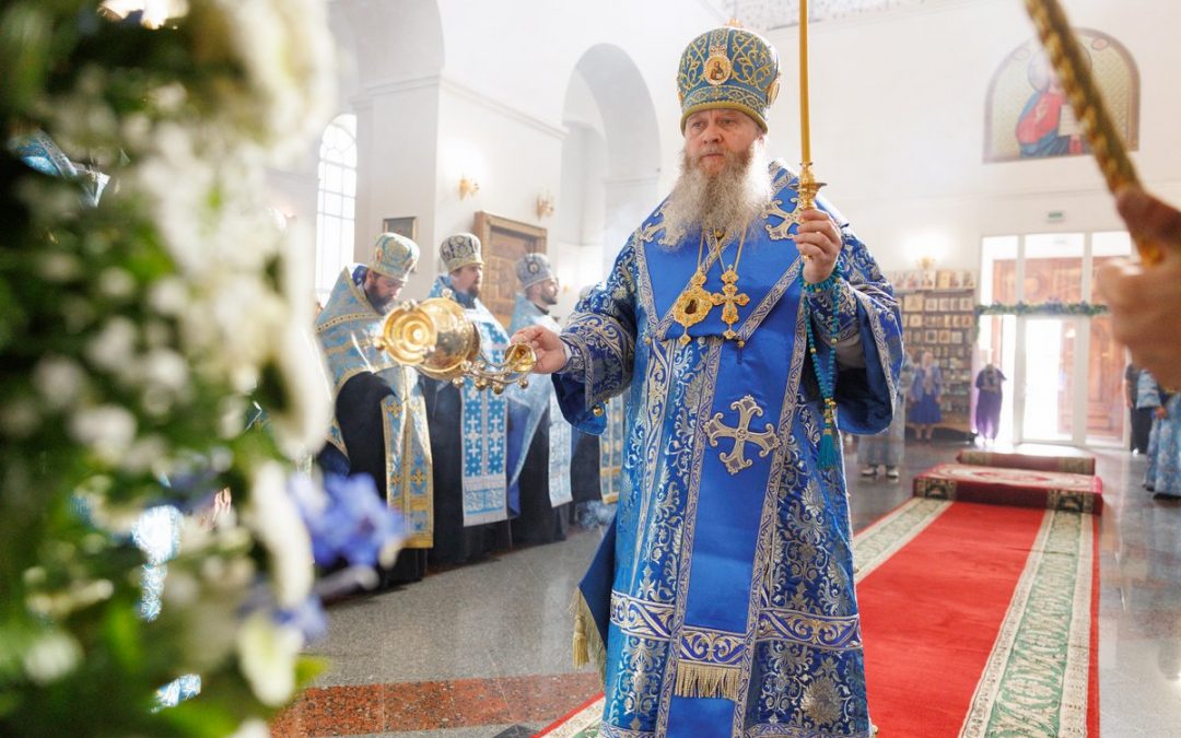 В канун праздника Луганской иконы Божией Матери митрополит Пантелеимон совершил Всенощное бдение во Владимирском кафедральном соборе