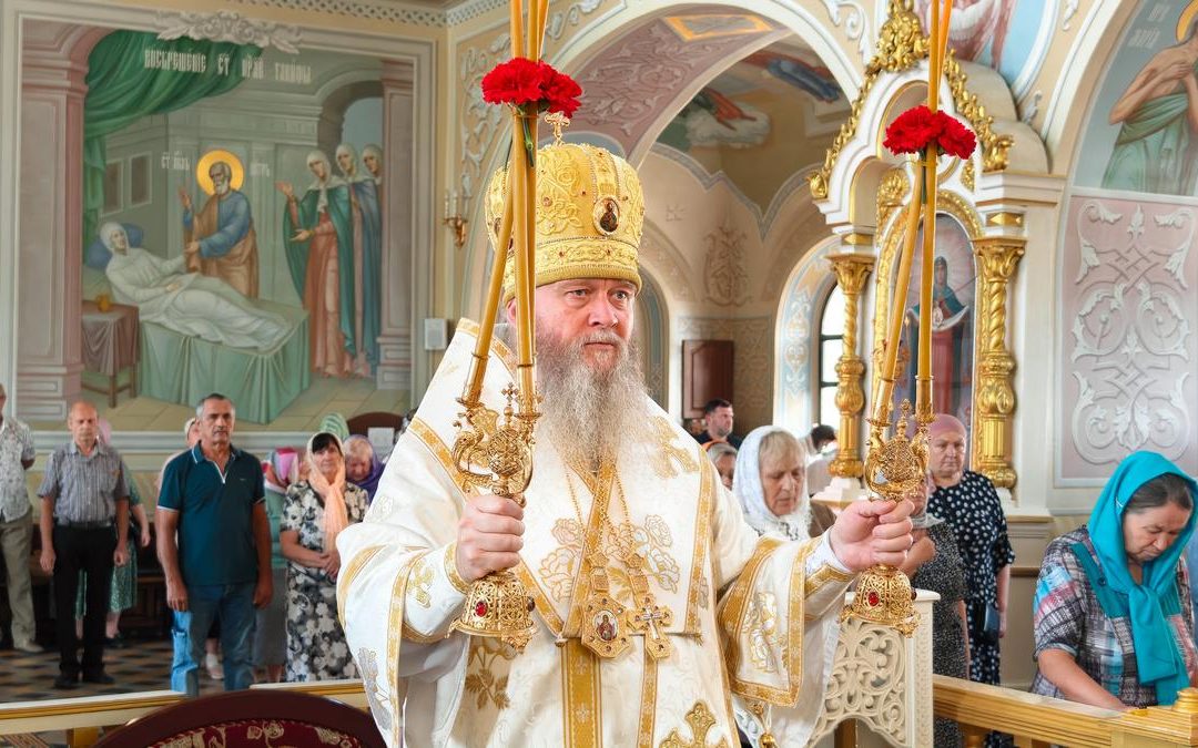 Митрополит Пантелеимон совершил воскресное богослужение в кафедральном соборе