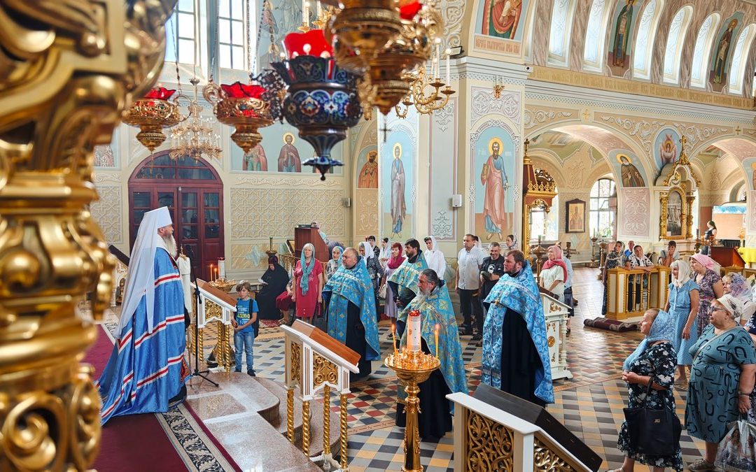 Митрополит Пантелеимон совершил молебное акафистное пение в кафедральном соборе