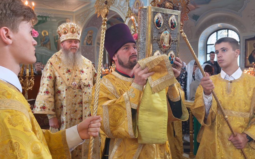 Митрополит Пантелеимон совершил воскресное богослужение в кафедральном соборе