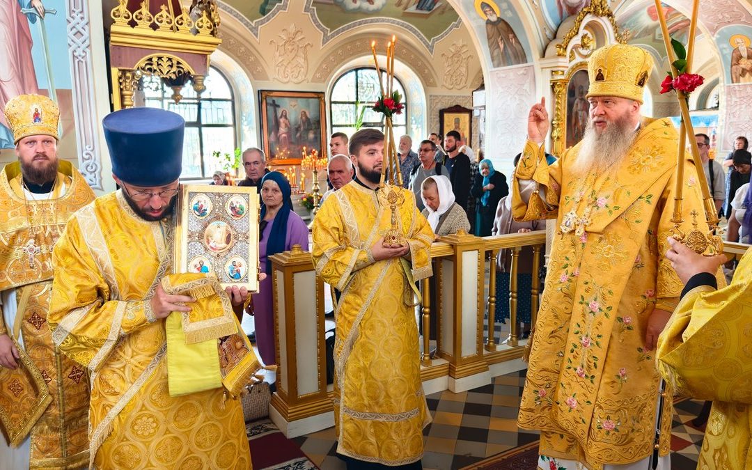 Митрополит Пантелеимон совершил воскресное богослужение в кафедральном соборе