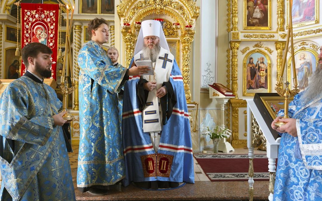 Митрополит Пантелеимон совершил молебен с акафистом у Луганской иконы Божией Матери