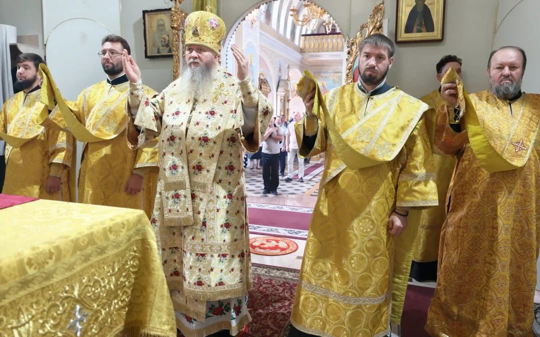 Митрополит Пантелеимон совершил воскресное богослужение в Петро-Павловском кафедральном соборе