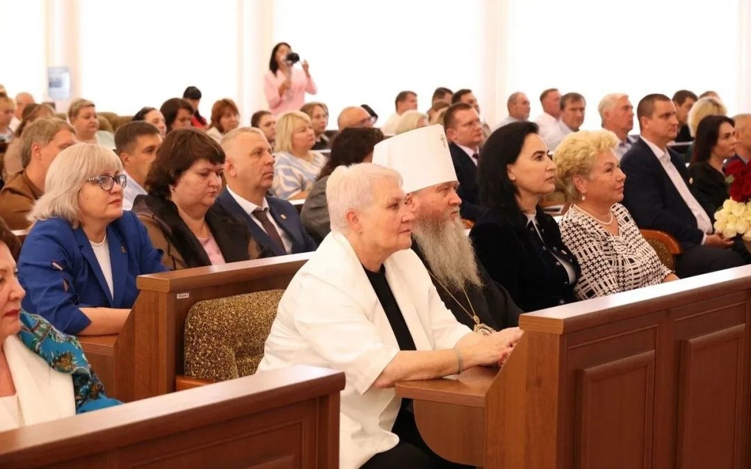 Митрополит Пантелеимон и Власти Луганска возложили цветы к памятникам исторических деятелей в канун Дня города
