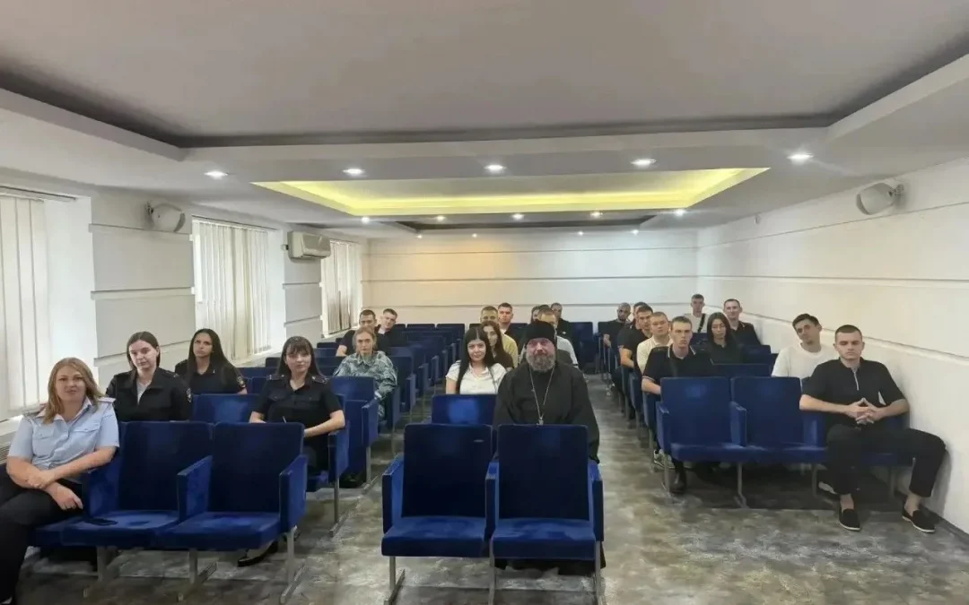 Полицейские Луганска обсудили традиционные ценности с представителем Луганской Епархии
