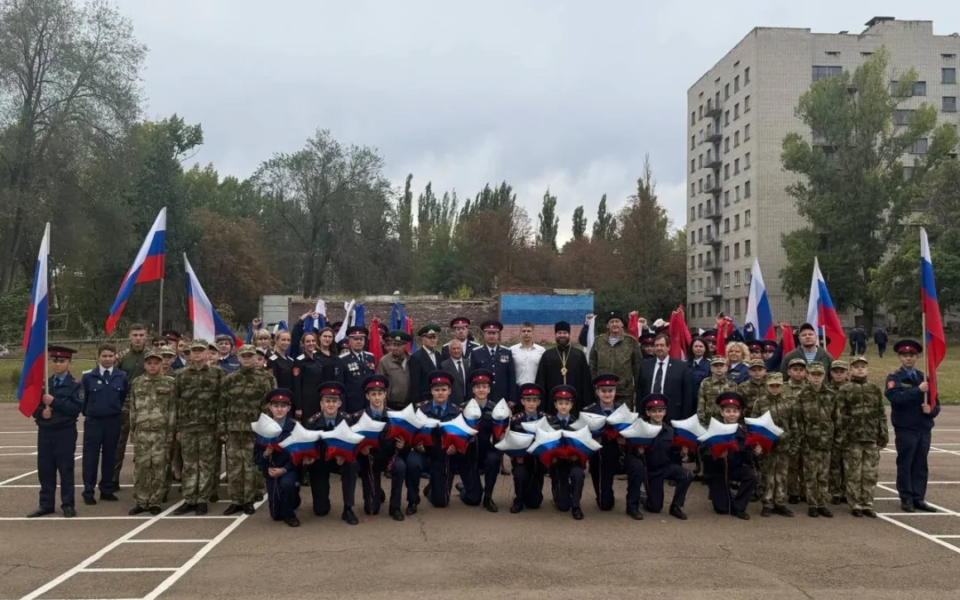 Торжественное построение в Республиканском казачьем кадетском корпусе в честь Дня воссоединения с Россией